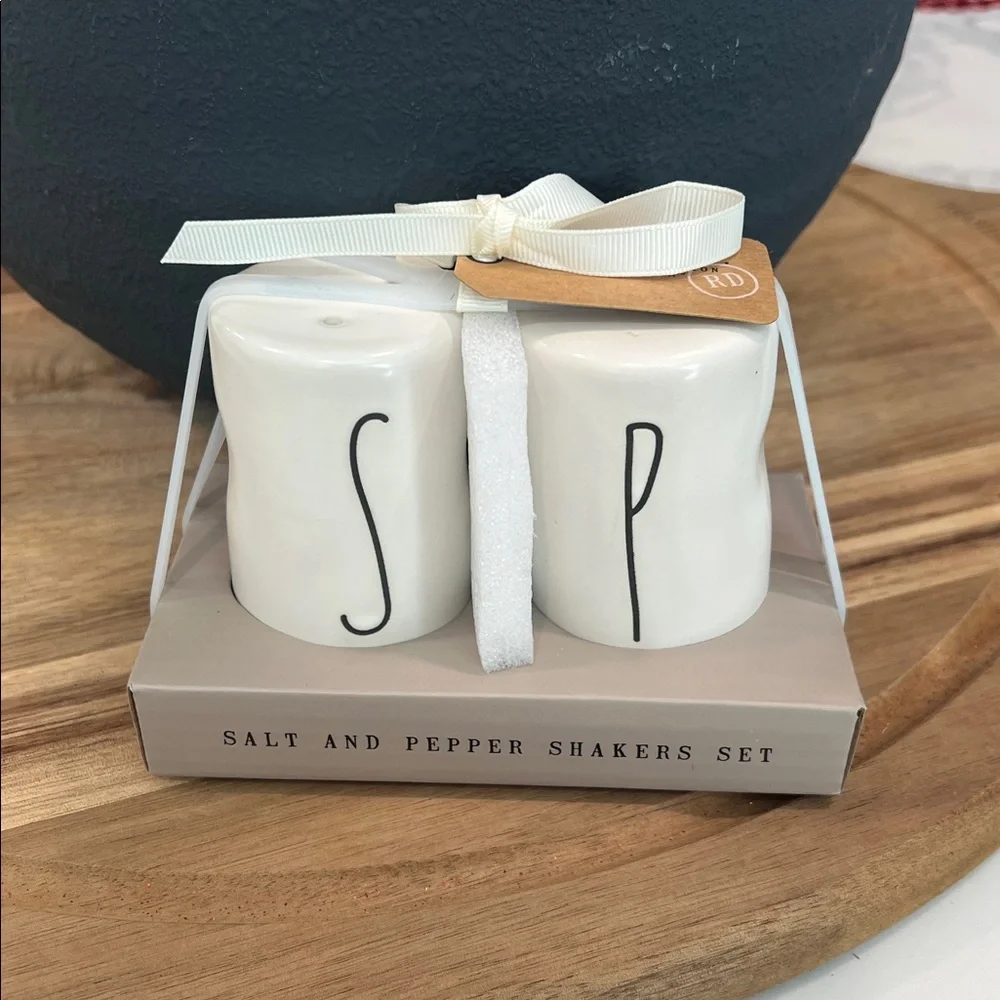 Rae Dunn SAL & Pepper Shakers Set.